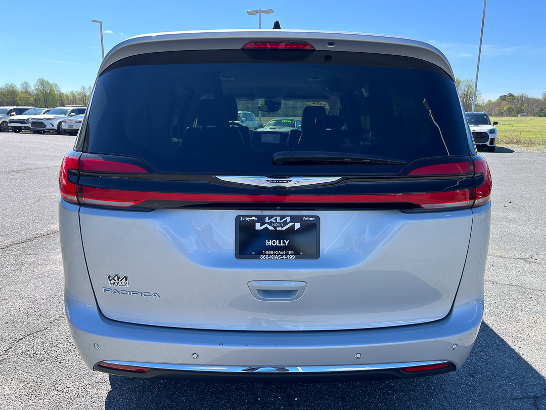 Used 2024 Chrysler Pacifica Touring-L image 4