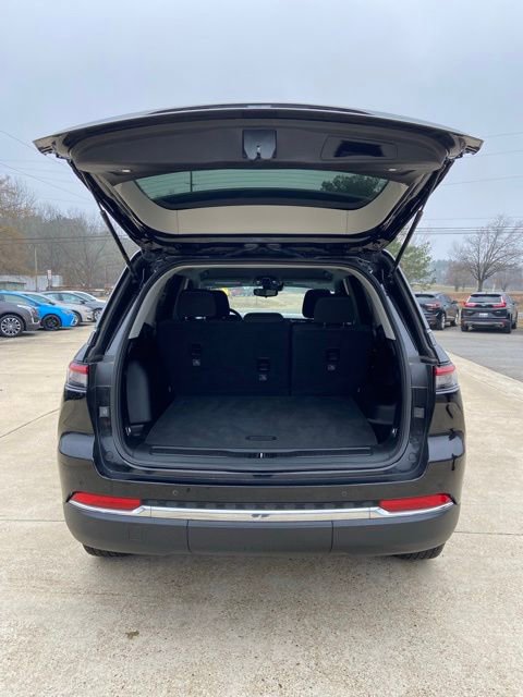 Used 2023 Jeep Grand Cherokee Laredo image 14