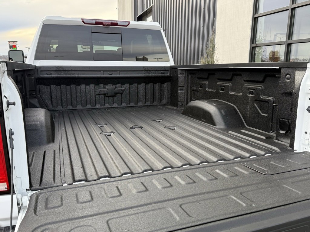 Used 2025 Chevrolet Silverado 2500 ZR2 w/ Technology Package image 16