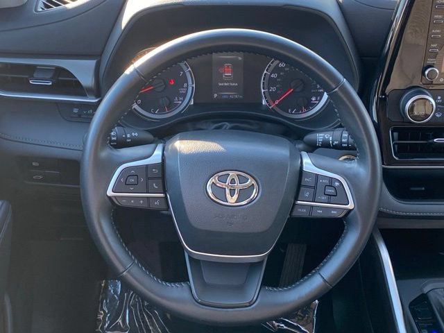 Used 2022 Toyota Highlander LE AWD/4WD image 12