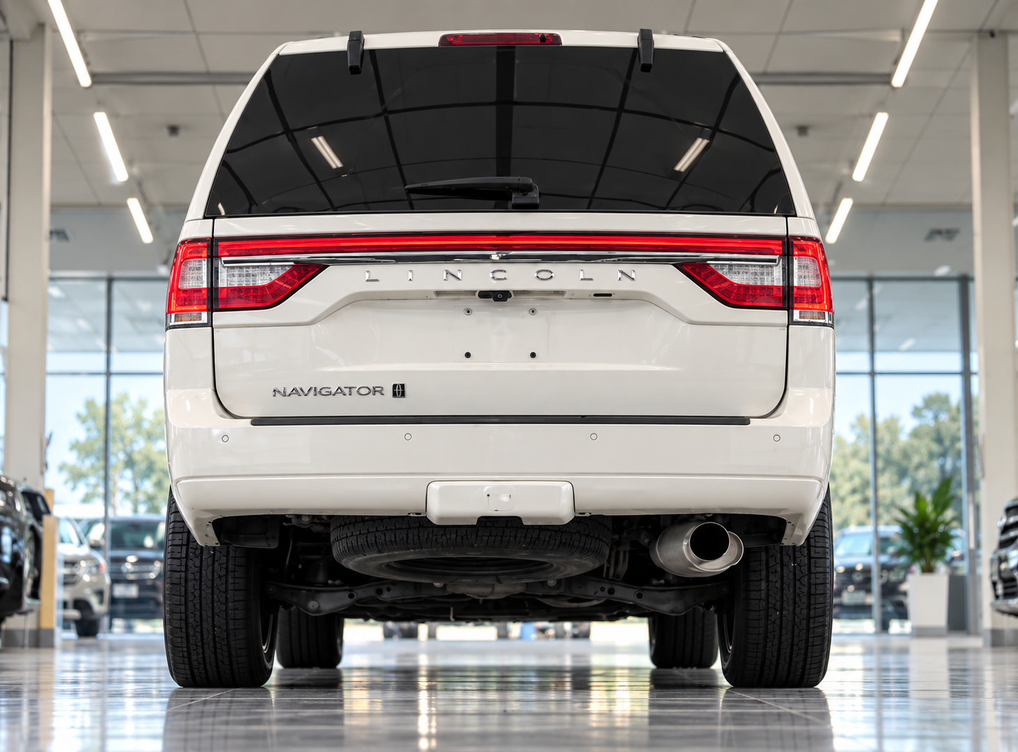 Used 2017 Lincoln Navigator L Select RWD image 3