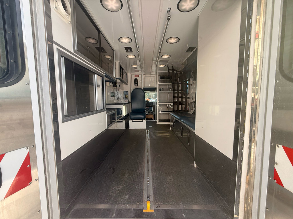 Used 2017 Ford E-450 and Econoline 450 Super Duty w/ Ambulance Prep Package RWD image 7