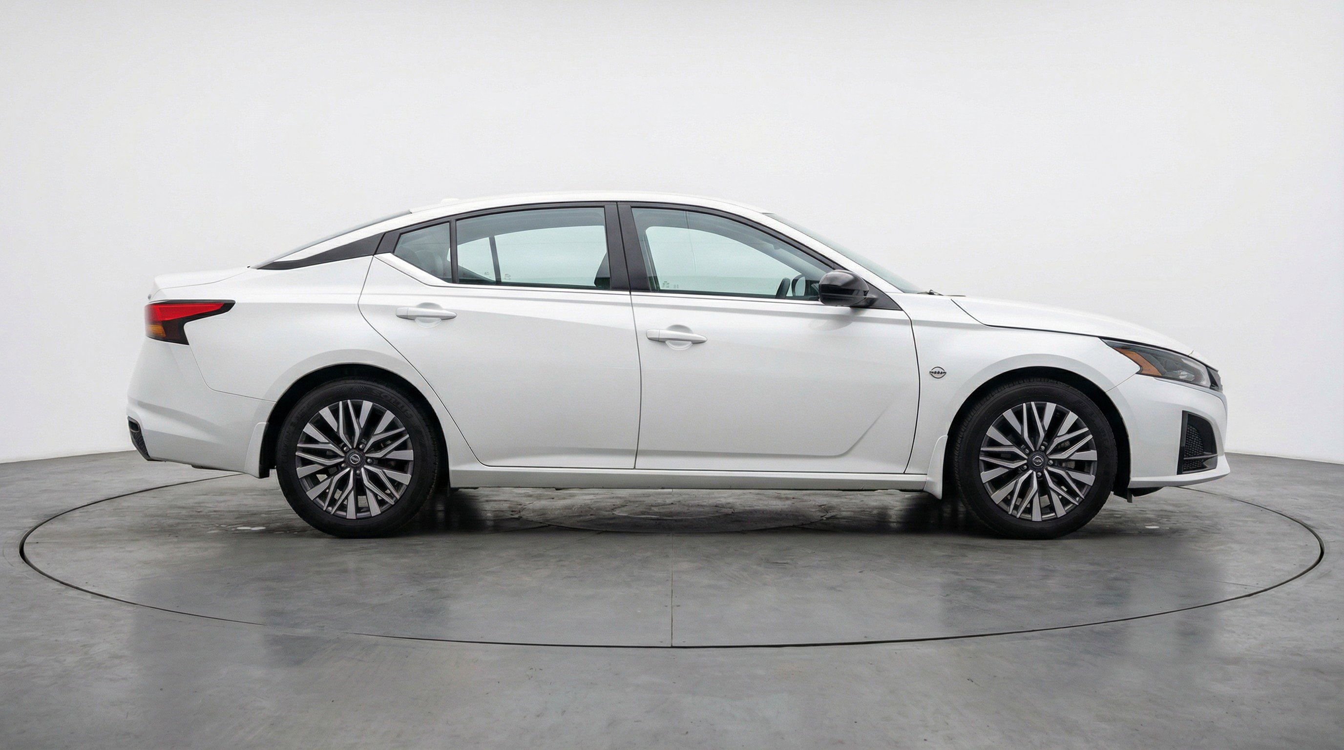 Used 2025 Nissan Altima 2.5 SV image 11