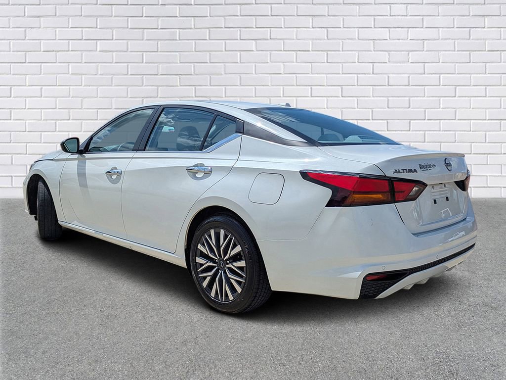 Used 2025 Nissan Altima 2.5 SV FWD image 3