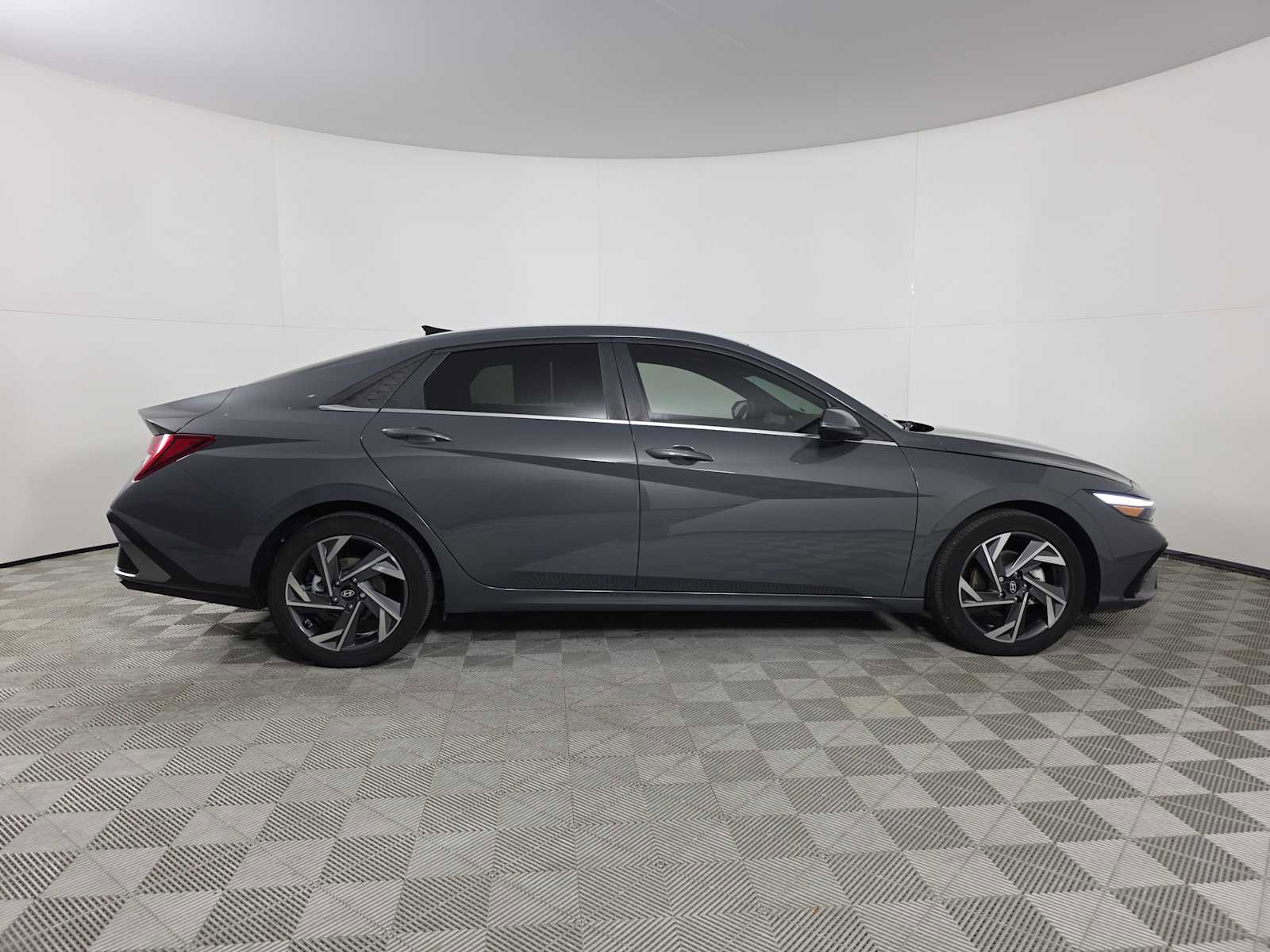 Used 2024 Hyundai Elantra Limited image 9