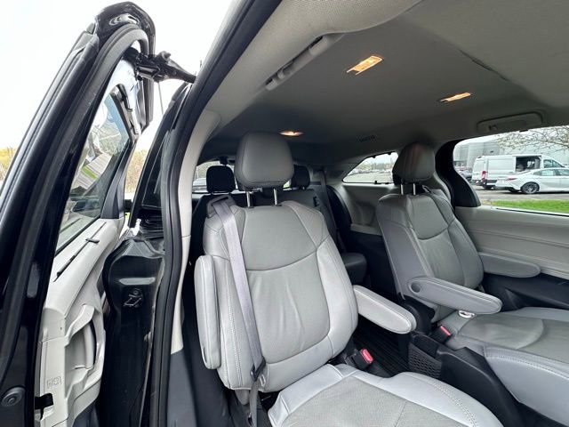 Used 2024 Toyota Sienna Limited image 9