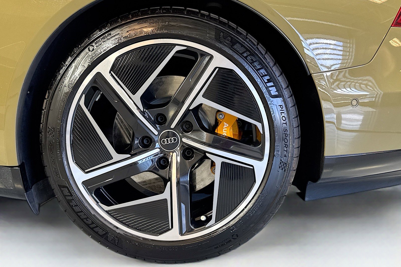 Used 2024 Audi RS e-tron GT image 29