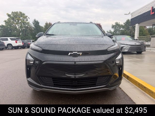 Used 2023 Chevrolet Bolt EUV Premier w/ Sun & Sound Package FWD image 3