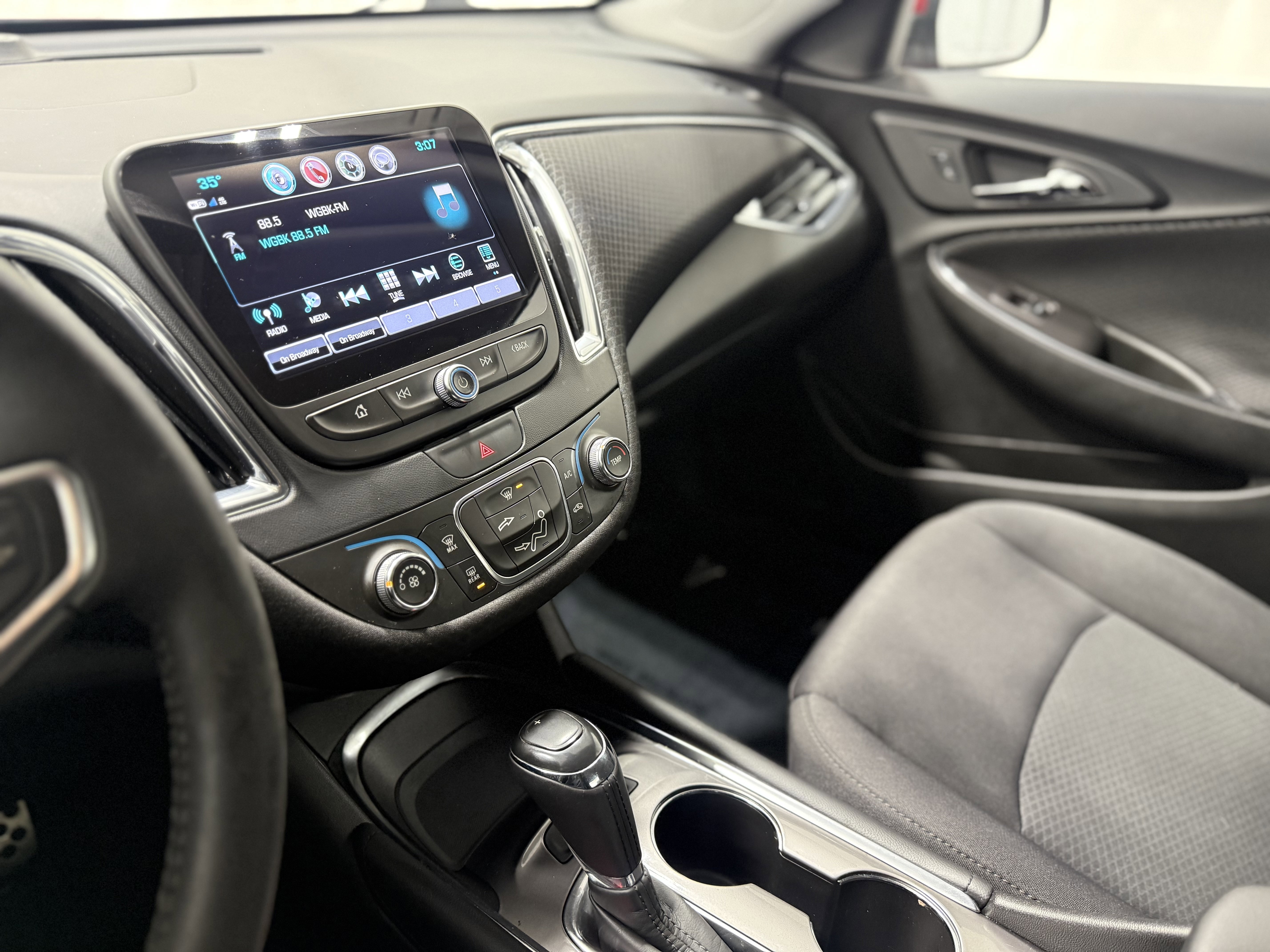 Used 2017 Chevrolet Malibu LT image 21