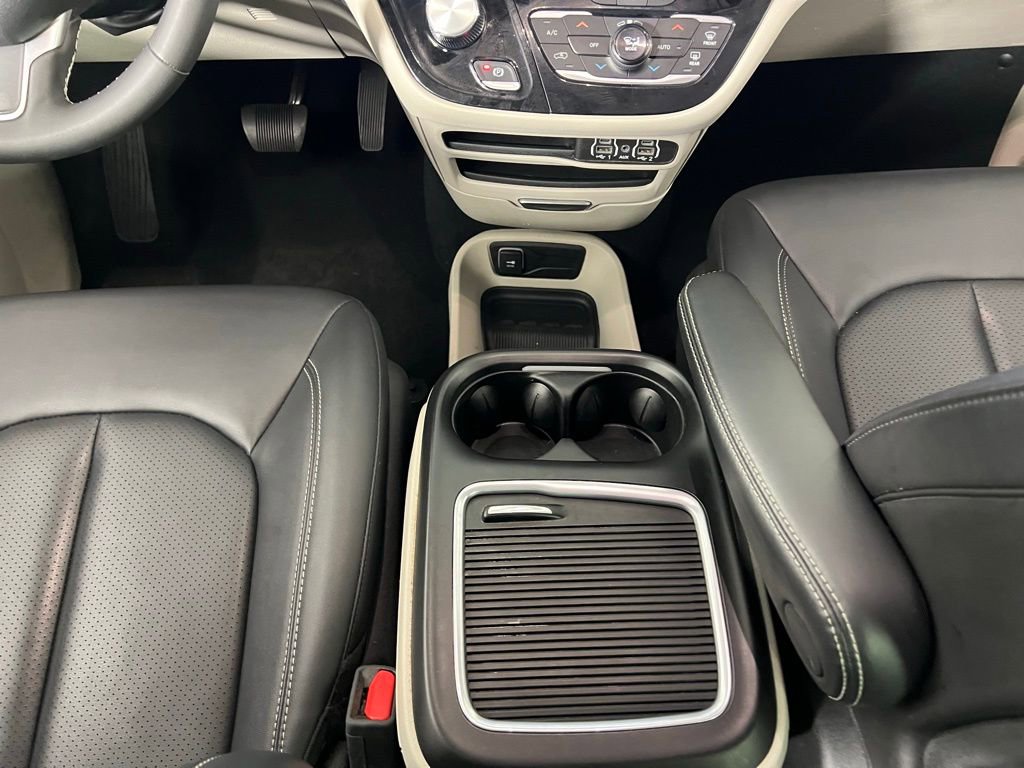 Used 2024 Chrysler Pacifica Touring-L image 18