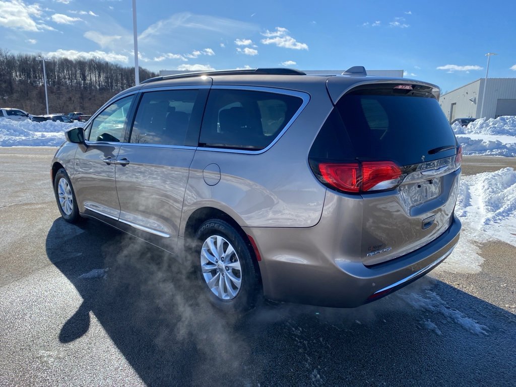 Used 2017 Chrysler Pacifica Touring-L image 5