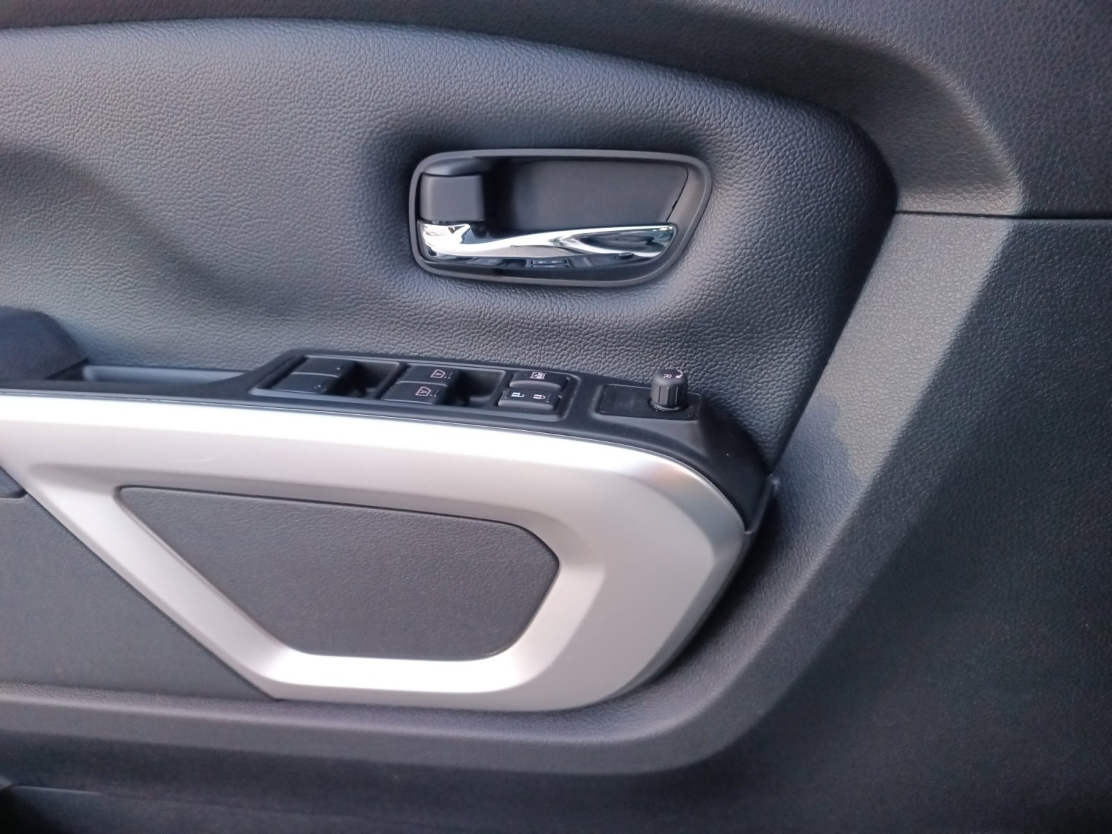 Used 2023 Nissan Titan SV w/ SV Convenience Package image 23