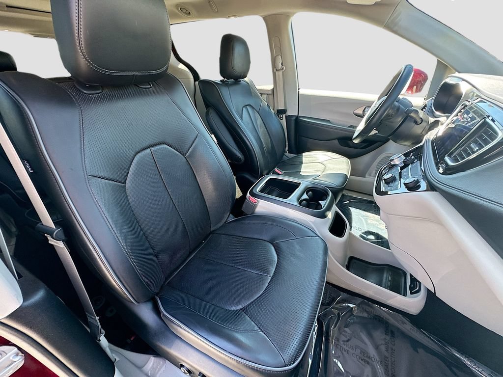 Used 2017 Chrysler Pacifica Limited w/ UConnect Theater Package FWD image 29