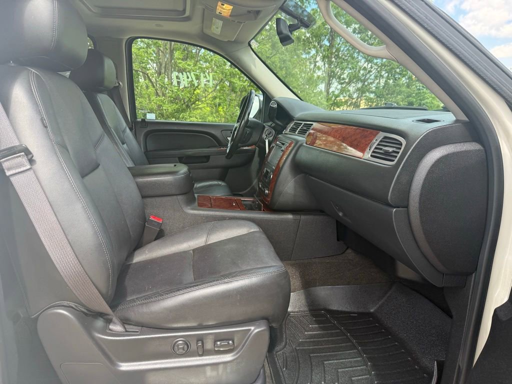 Used 2013 Chevrolet Avalanche LTZ AWD/4WD image 16