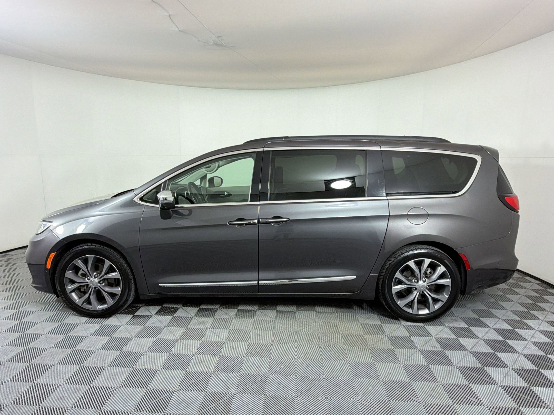 Used 2022 Chrysler Pacifica Limited FWD image 2