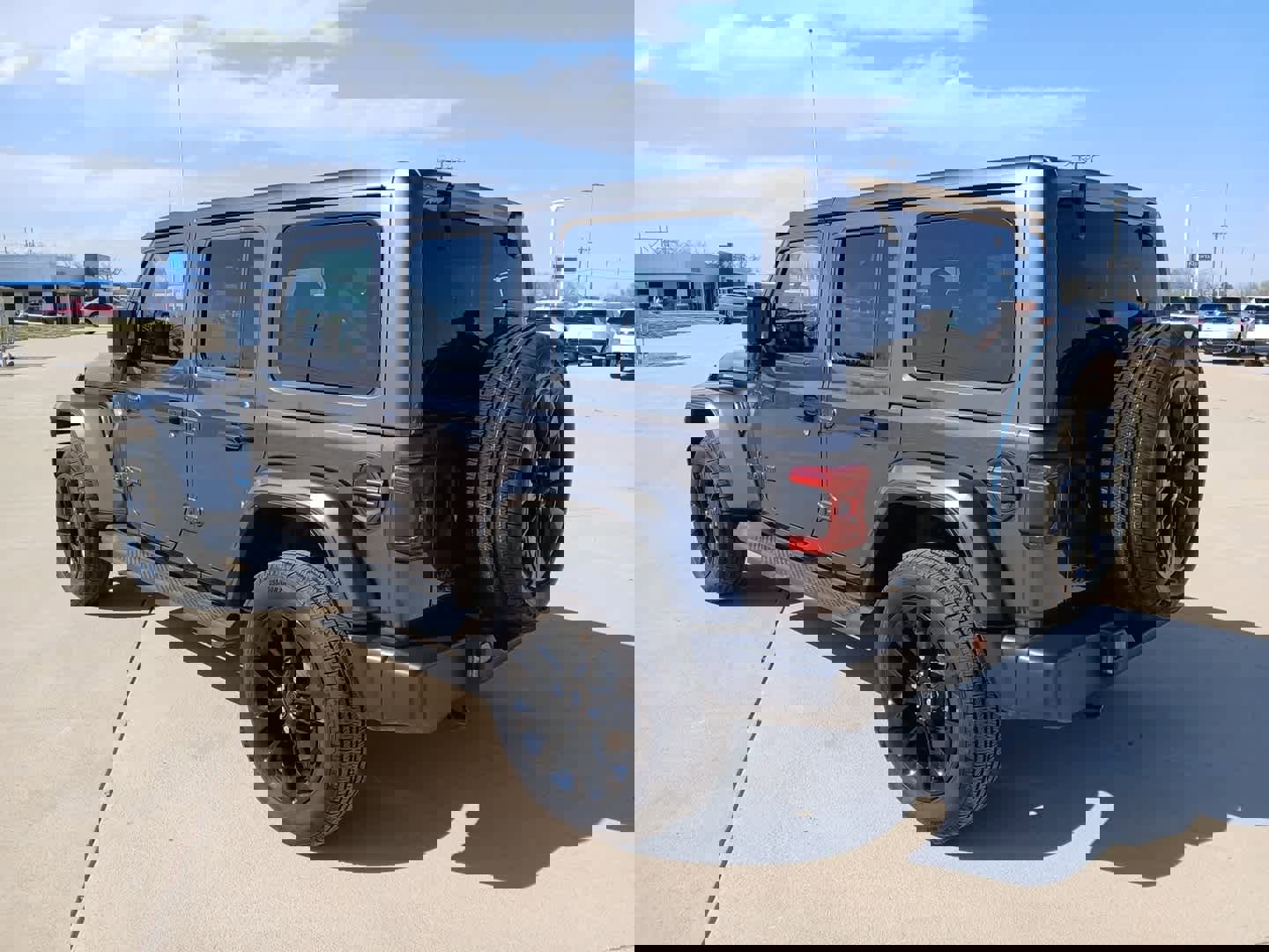 Used 2025 Jeep Wrangler Sahara image 5