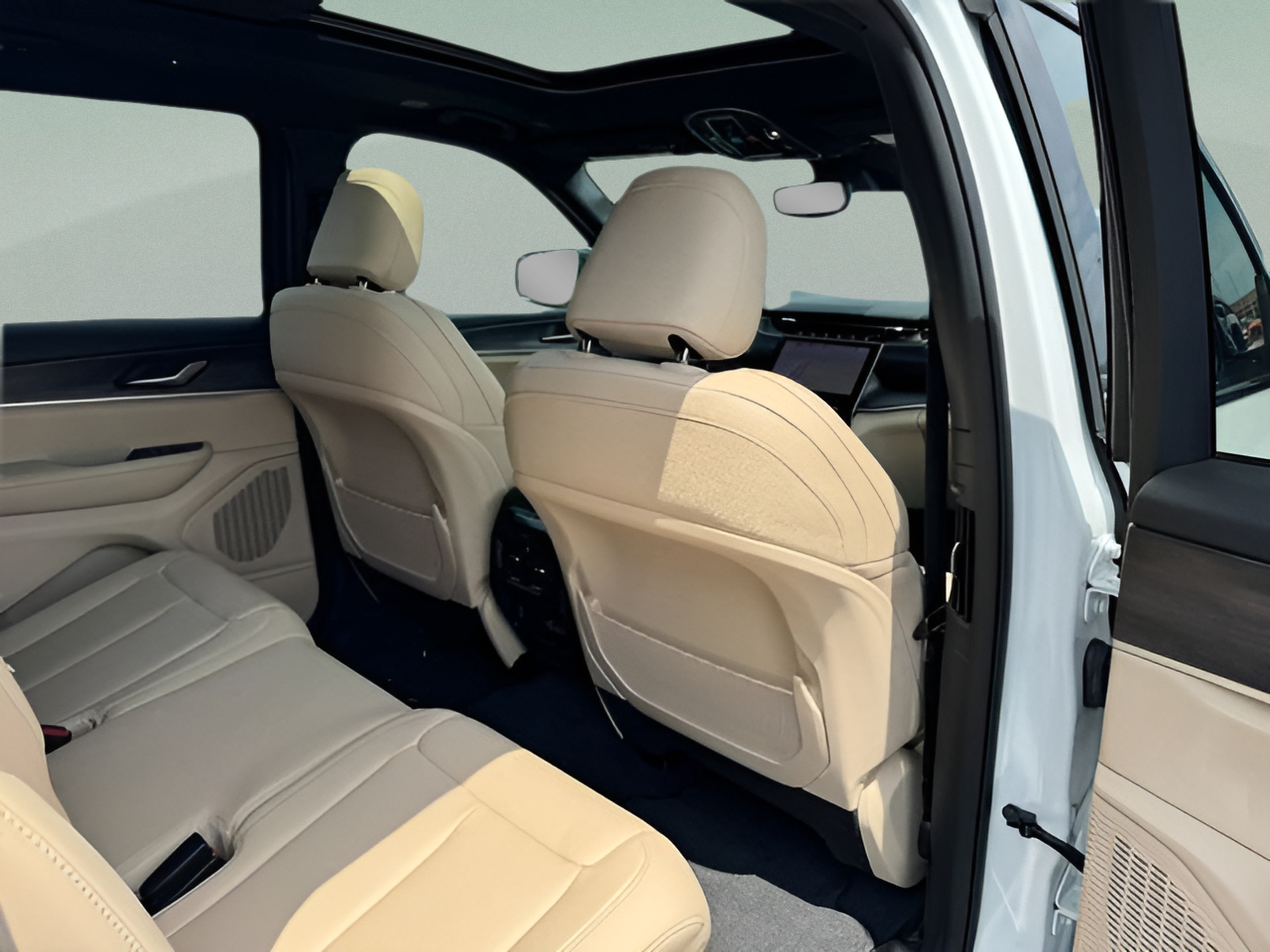 Used 2023 Jeep Grand Cherokee L Limited AWD/4WD image 12