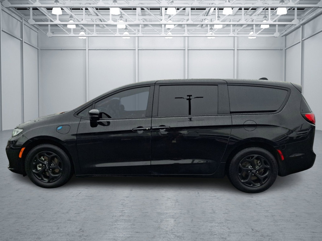 Used 2023 Chrysler Pacifica Limited w/ S Appearance Package image 2