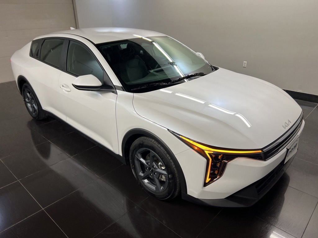Used 2025 Kia K4 LXS image 1