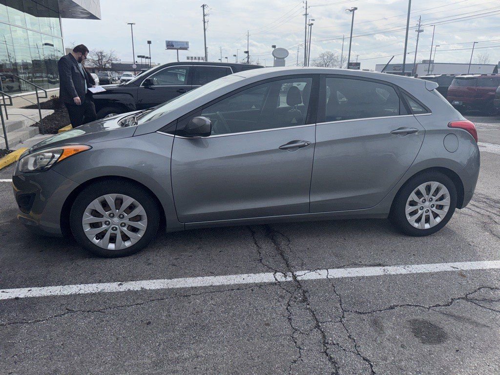 Used 2017 Hyundai Elantra GT image 2