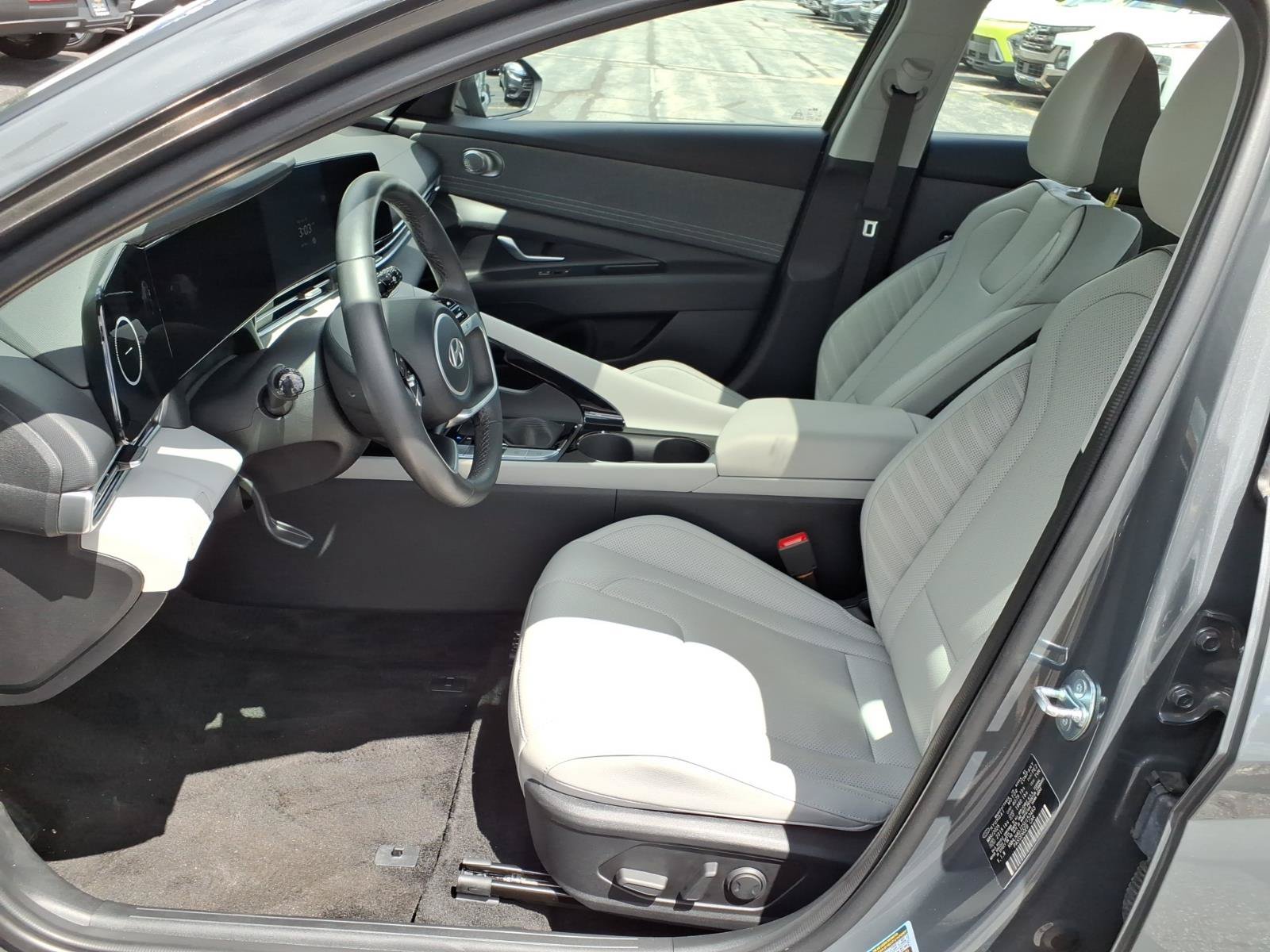 New 2025 Hyundai Elantra Limited FWD image 4