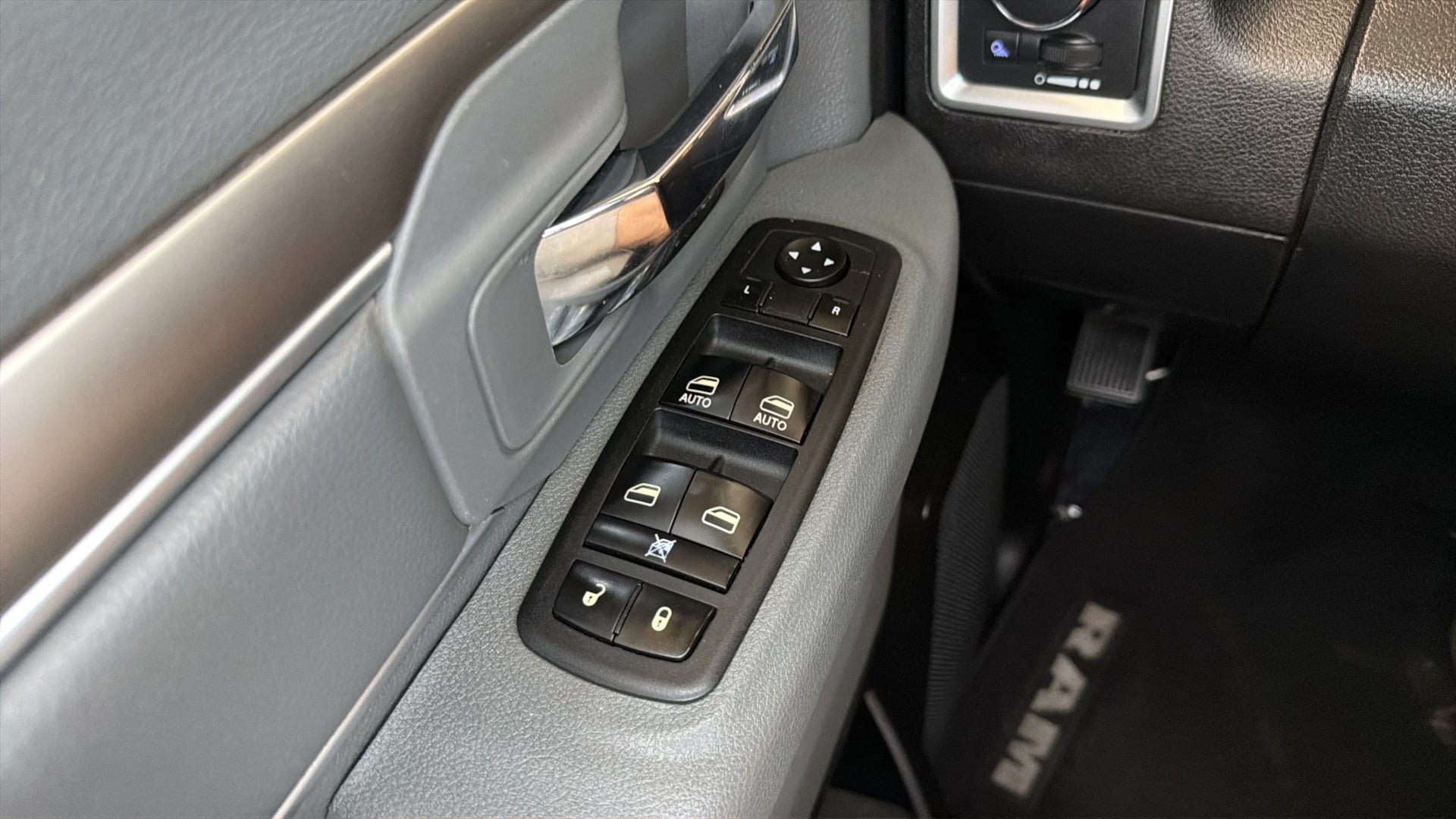 Used 2014 RAM 1500 Classic SLT RWD image 19