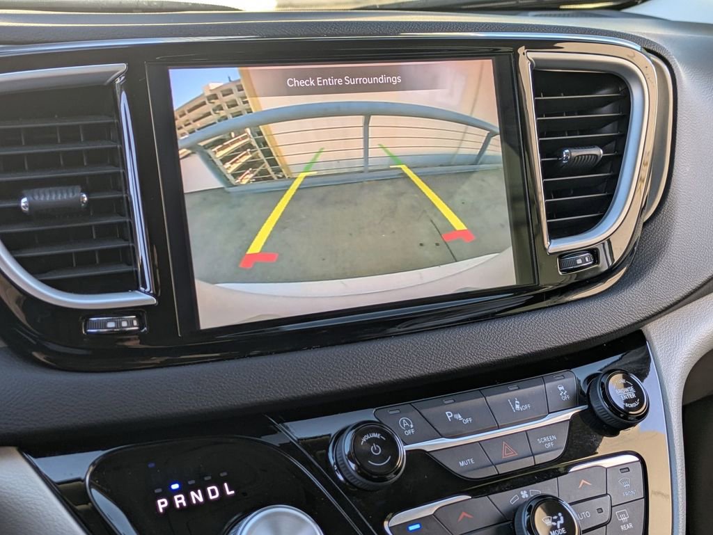 Used 2024 Chrysler Pacifica Touring-L image 16