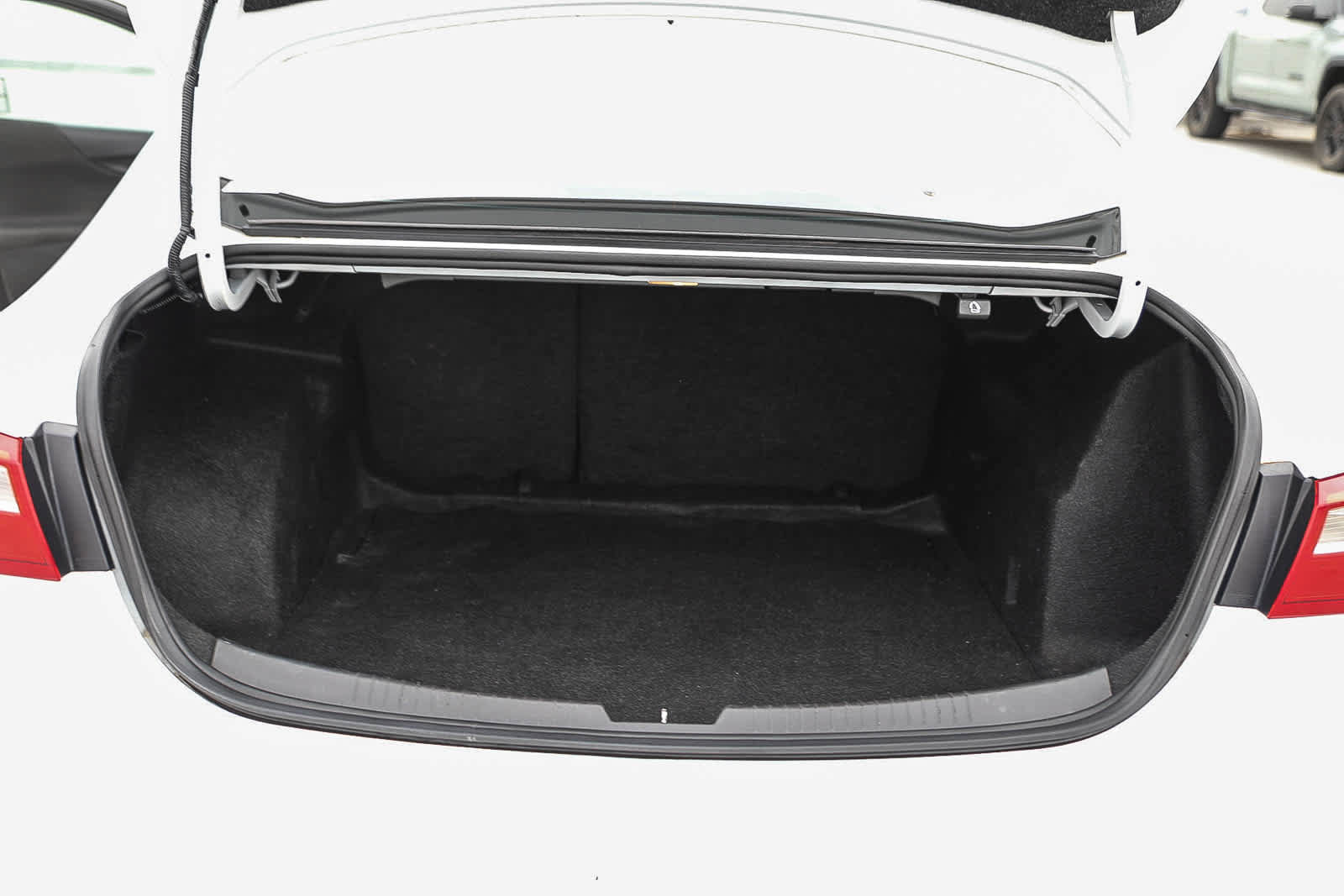 Used 2018 Chevrolet Malibu LT FWD image 25