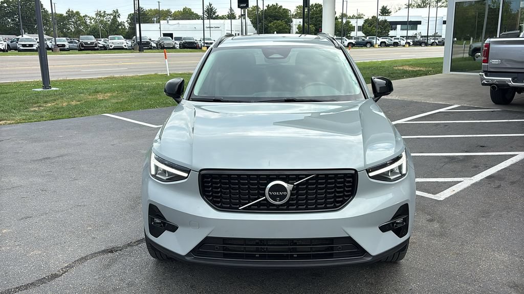 Certified 2025 Volvo XC40 B5 Plus w/ Climate Package AWD/4WD image 4