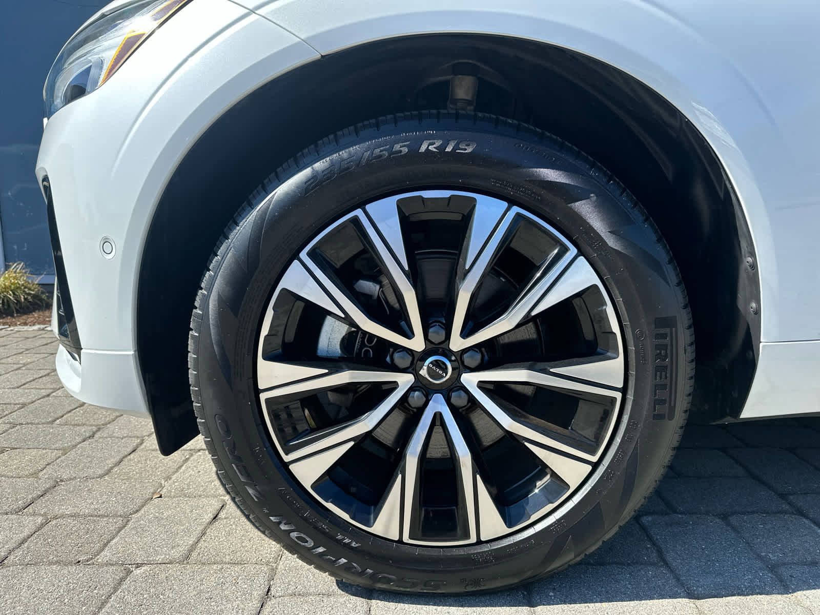 Used 2025 Volvo XC60 B5 Plus image 5