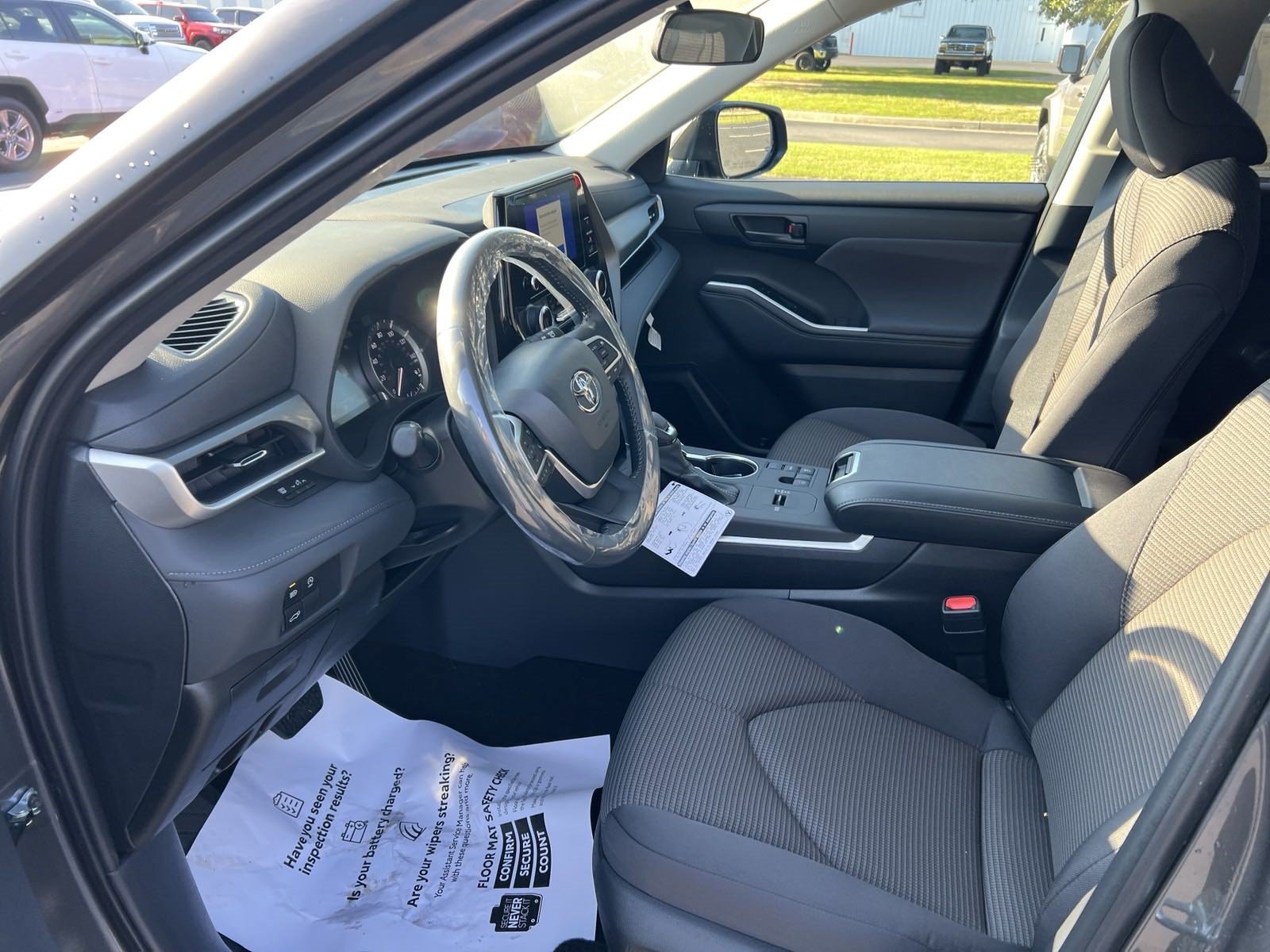 New 2024 Toyota Highlander LE FWD image 15