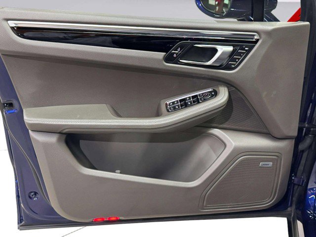 Used 2024 Porsche Macan image 31