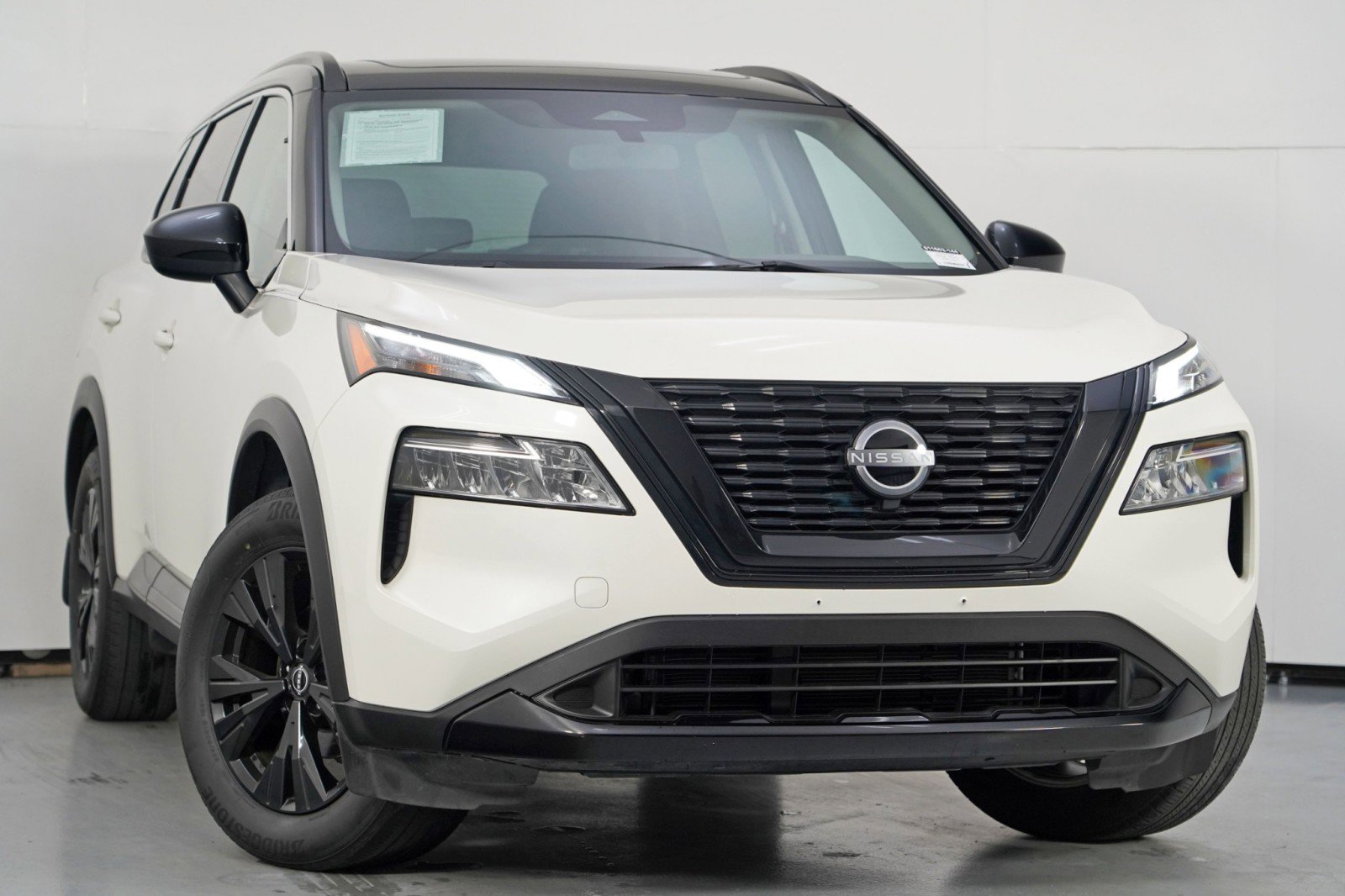 Used 2023 Nissan Rogue SV w/ SV Premium B Package FWD image 2