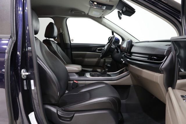Used 2025 Kia Carnival FWD image 38