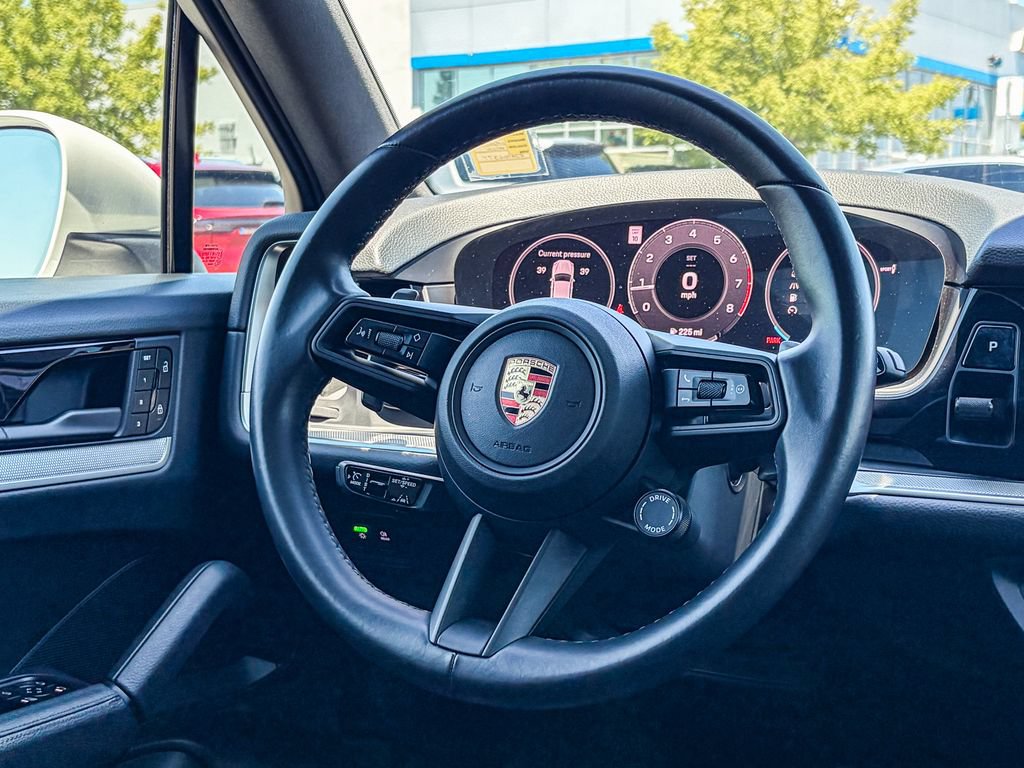 Used 2024 Porsche Cayenne AWD/4WD image 17