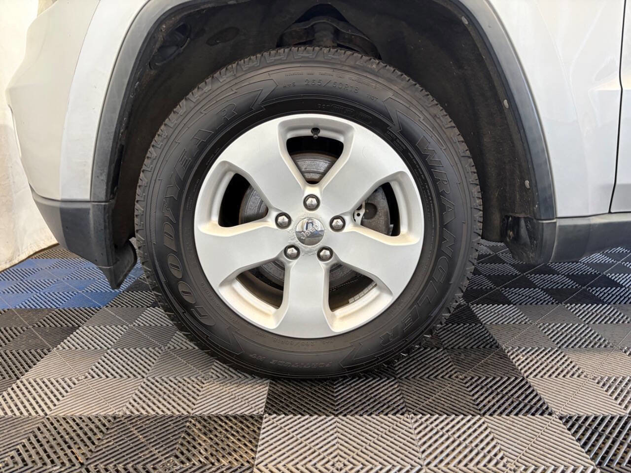 Used 2011 Jeep Grand Cherokee Laredo AWD/4WD image 29