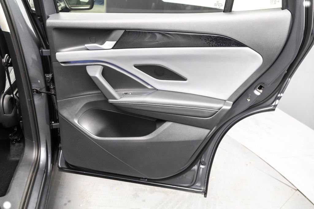 Used 2025 Volkswagen Tiguan SE image 28