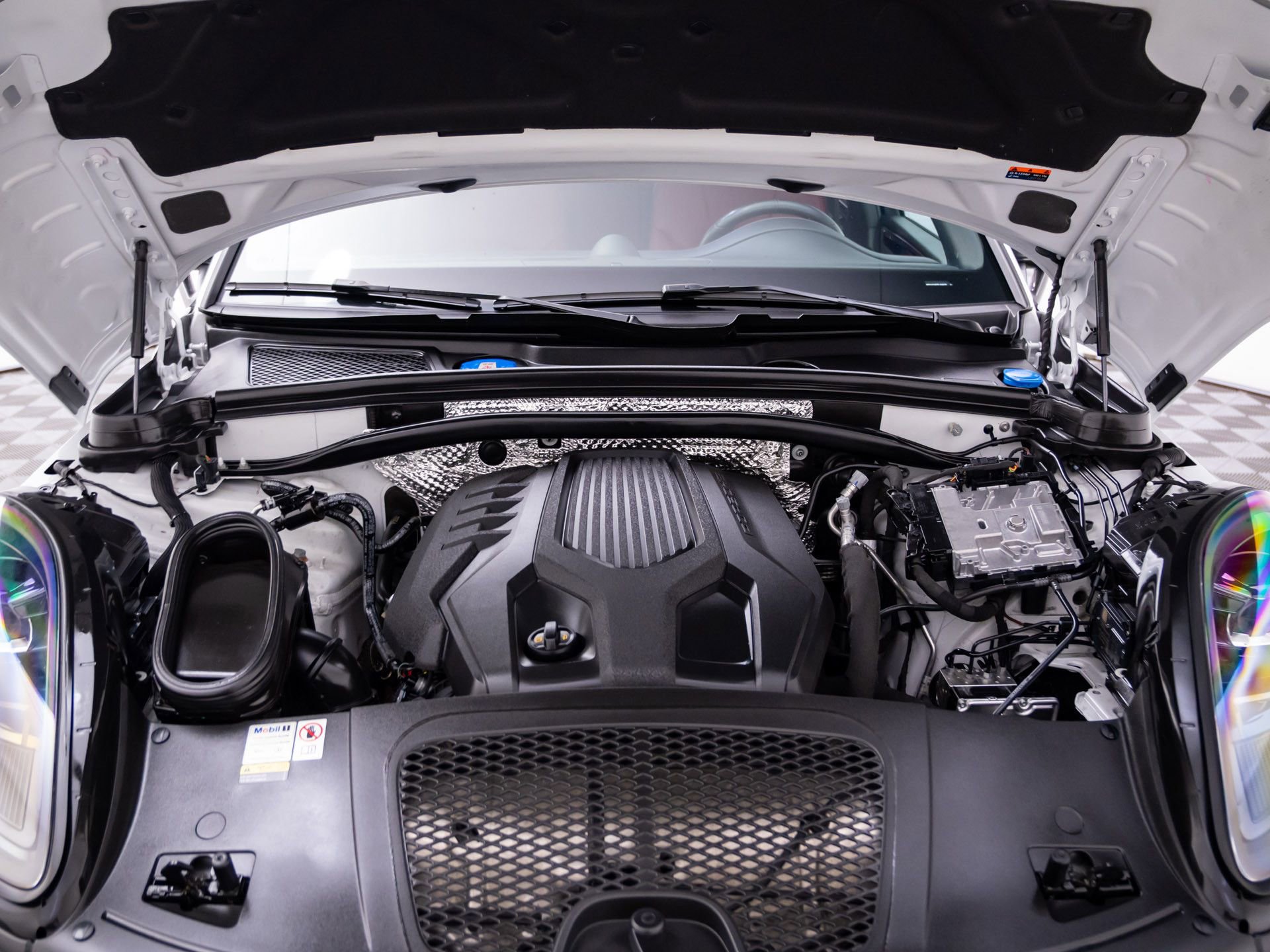 Certified 2023 Porsche Macan Turbo image 28