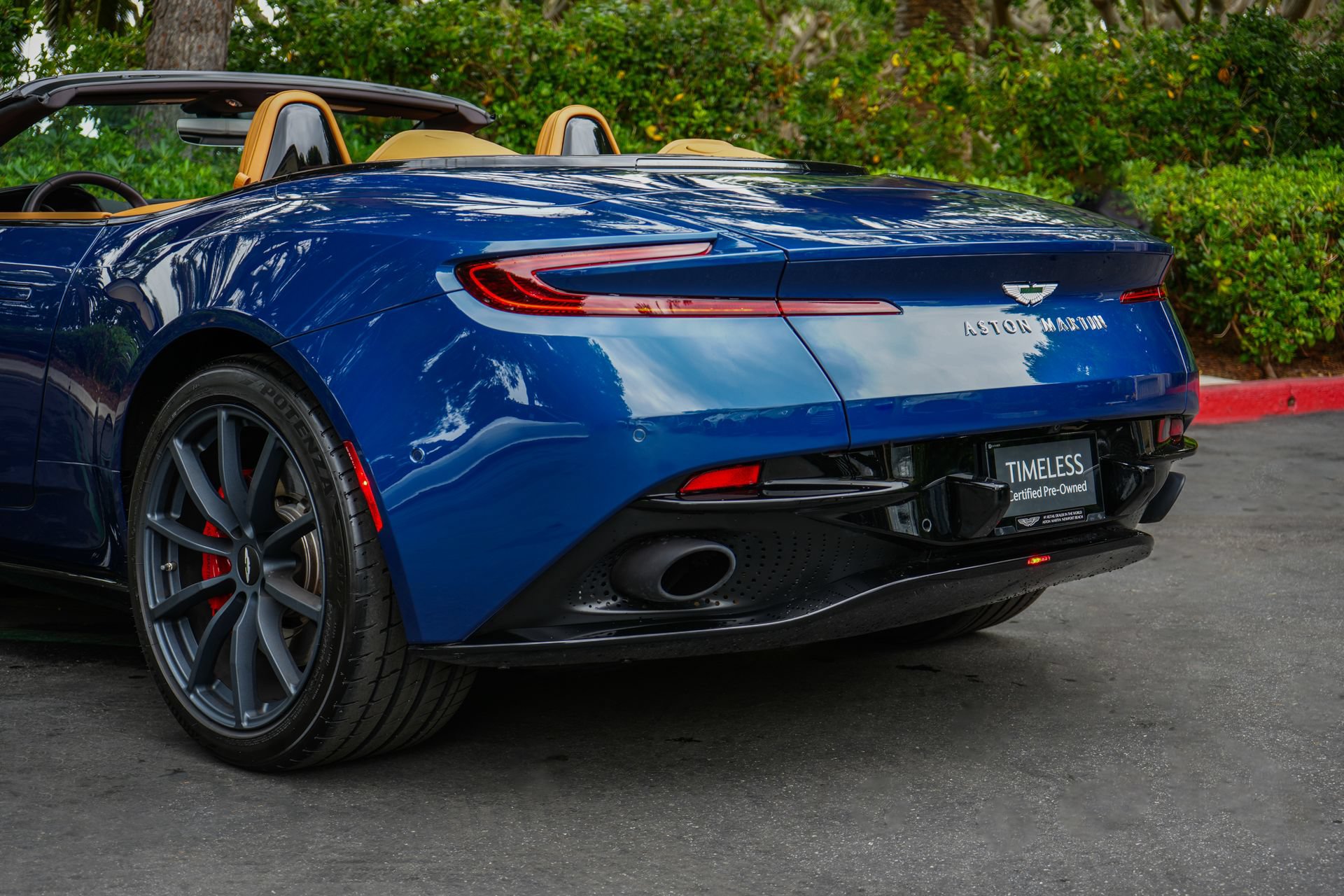 Used 2023 Aston Martin DB11 Volante RWD image 13