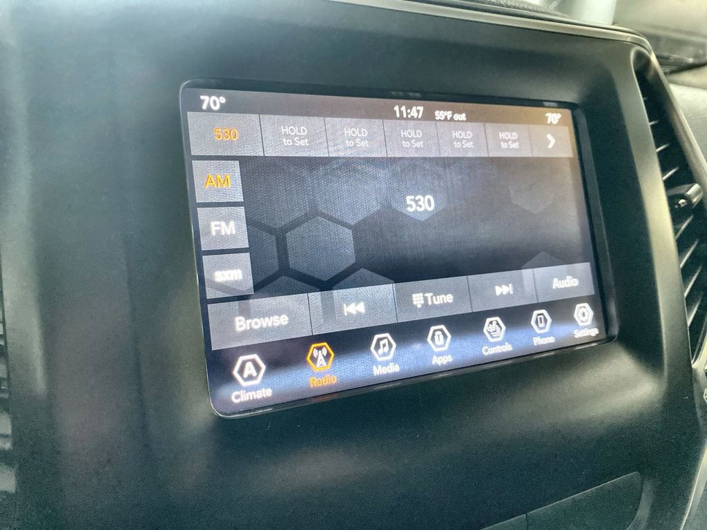 Used 2019 Jeep Cherokee Latitude Plus AWD/4WD image 18