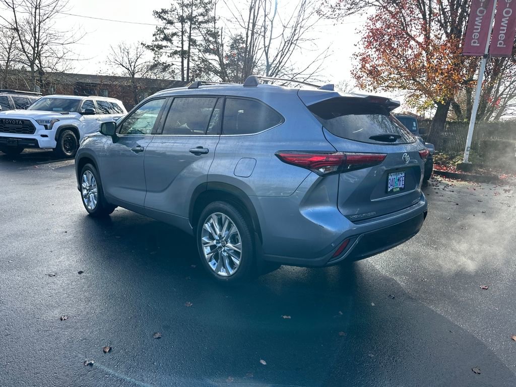 Used 2023 Toyota Highlander Limited image 3