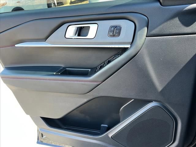 Used 2025 Ford Explorer ST image 23