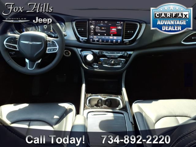 Used 2026 Chrysler Pacifica Limited FWD image 14