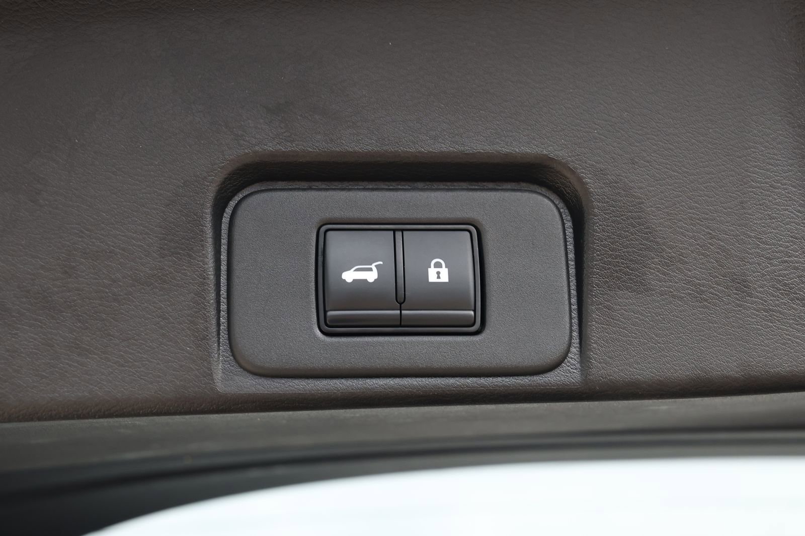 Used 2024 Nissan Rogue SV image 35