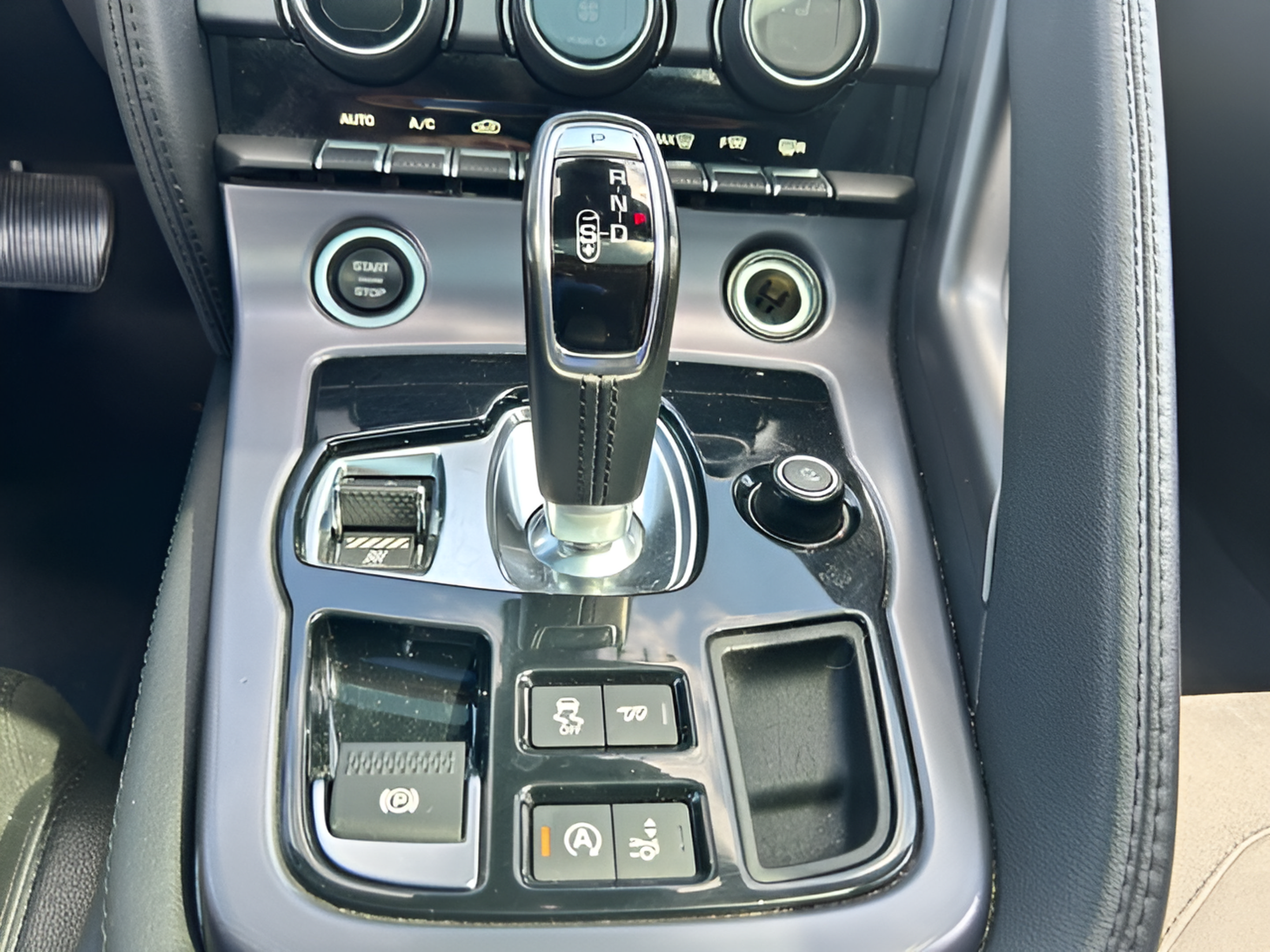 Used 2019 Jaguar F-TYPE Coupe RWD image 12