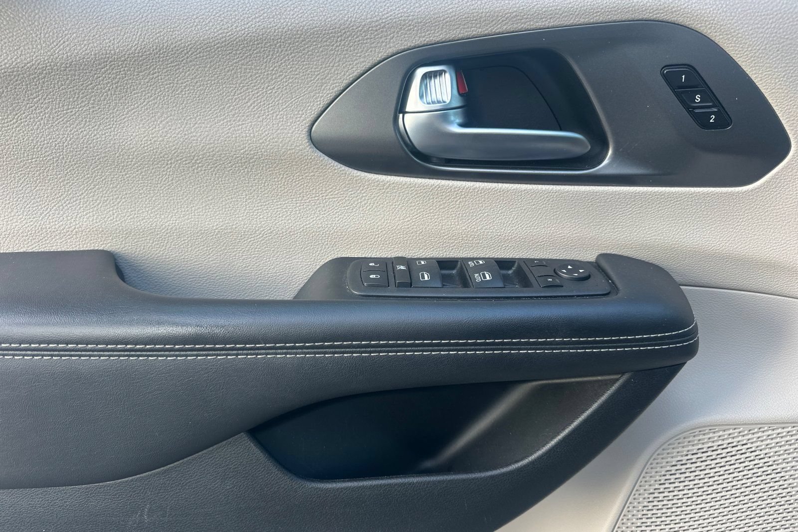 Used 2023 Chrysler Pacifica Touring-L FWD image 11