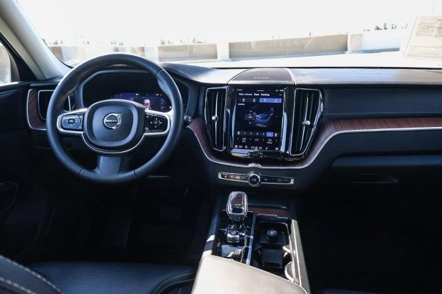 Used 2023 Volvo XC60 B5 Ultimate w/ Climate Package image 15