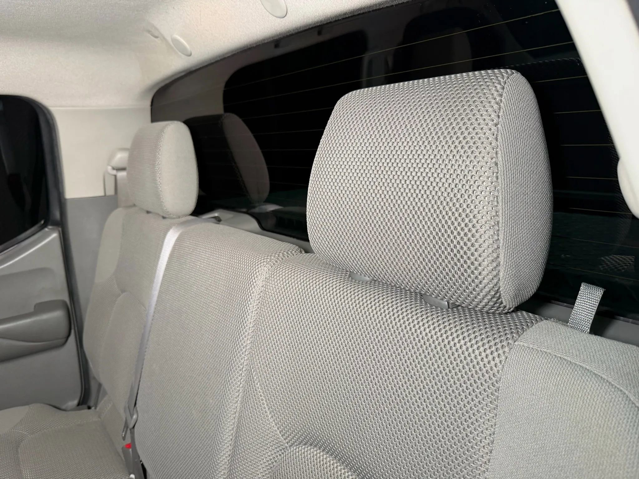 Used 2010 Nissan Frontier SE image 18