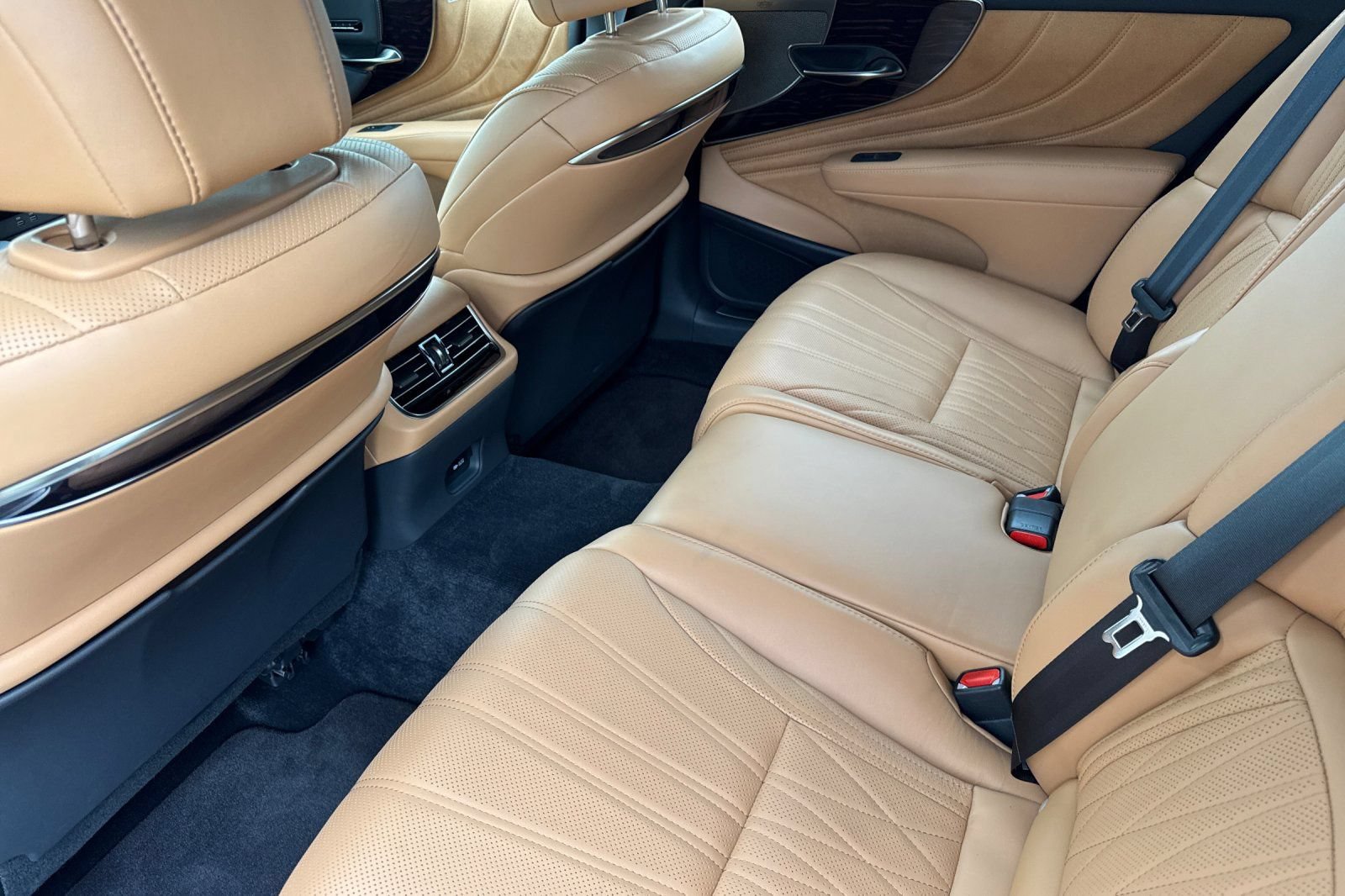 Certified 2023 Lexus LS 500h AWD w/ Luxury Package image 14