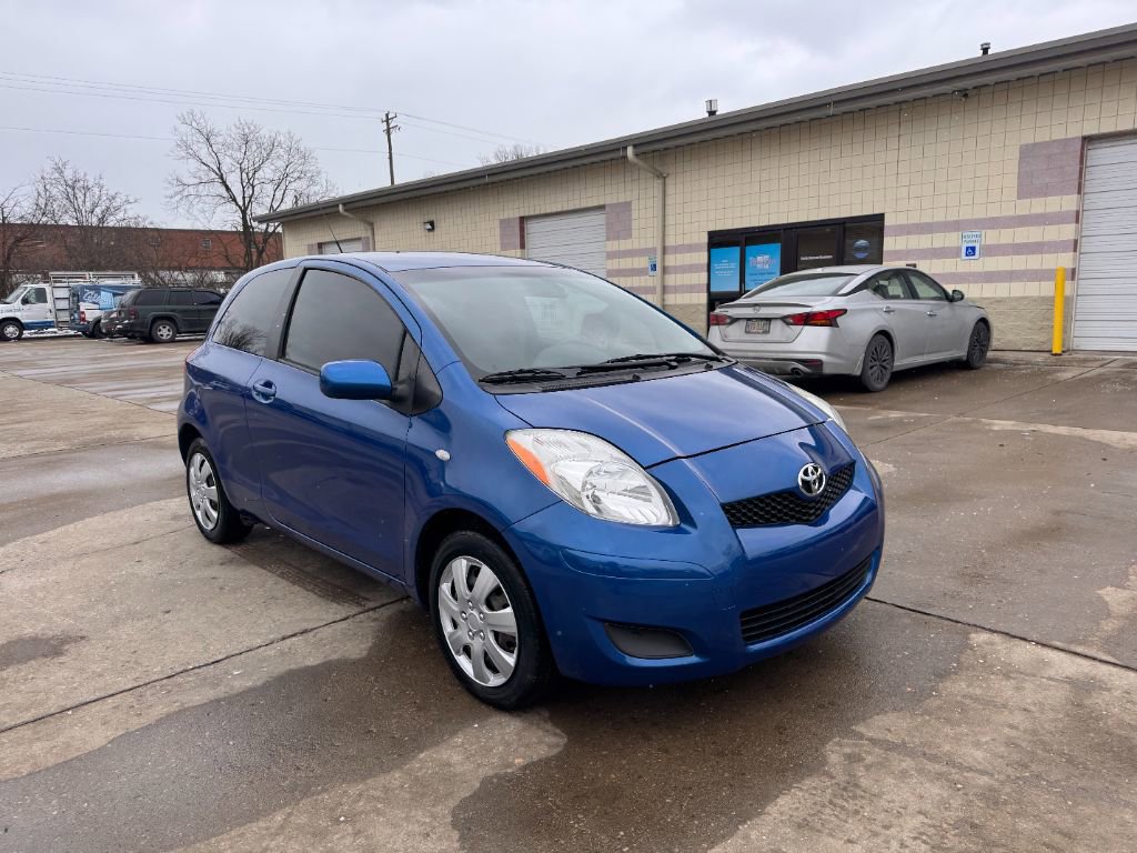 Used 2010 Toyota Yaris 2-Door Hatchback image 3